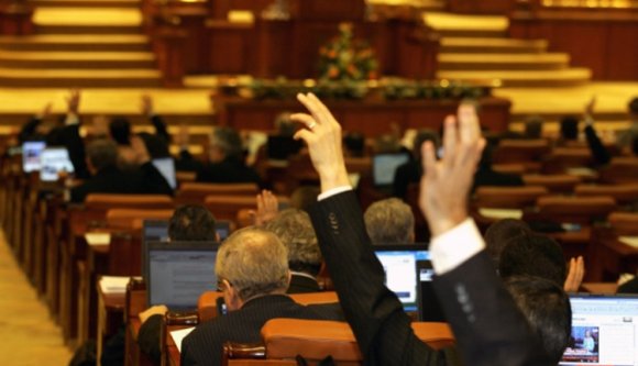 Saját nyugdíjuk emelését kezdeményezték a honatyák