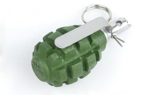 Kézigránáttal a ridikülben