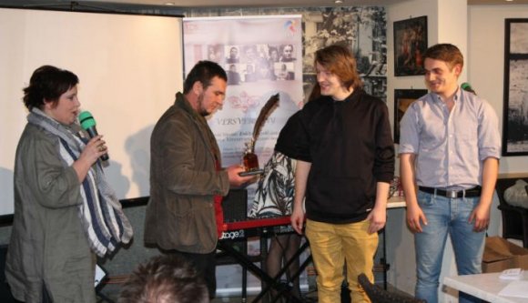 Kávéházi verscsütörtök zenével és gulyással