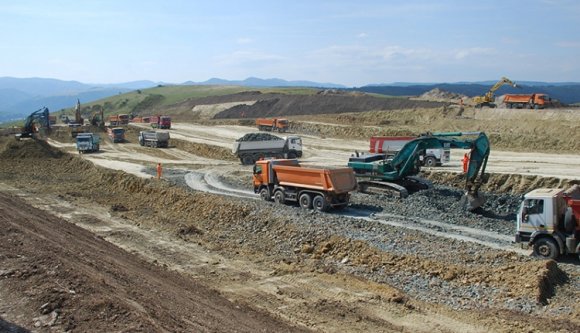 Lopott gépekkel épül az autópálya