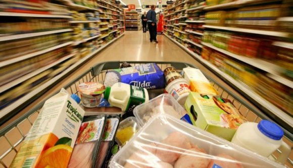 Különadóval zsarolja ki az árcsökkentést a kormány?