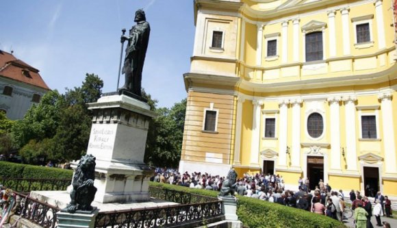 Festum Varadinum Szent Lászlóval, LL Juniorral, Neotonnal