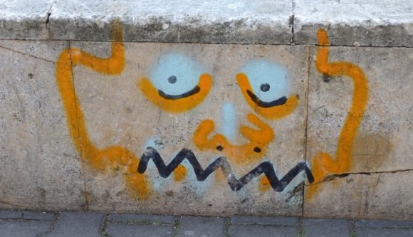 Önkéntesek súrolják le a graffitiket