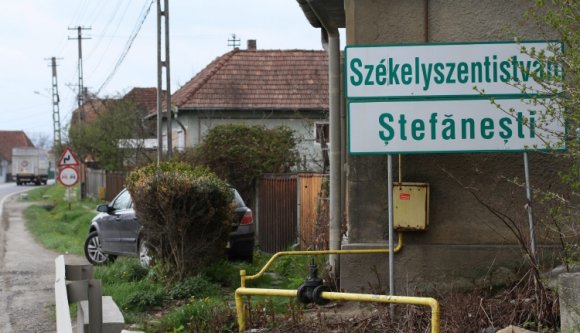 A makfalvi helységnévtáblák miatt nem tud aludni Maros megye prefektusa