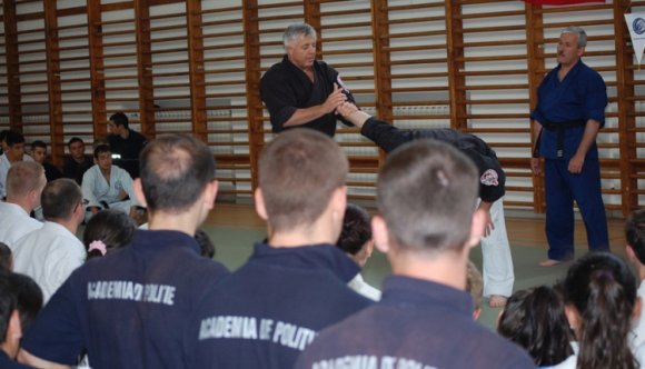 Magyar rendőrök kerestetnek