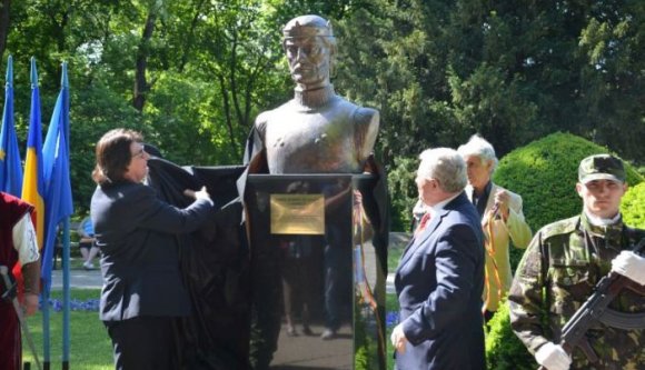 Szobrot kapott Temesváron Károly Róbert