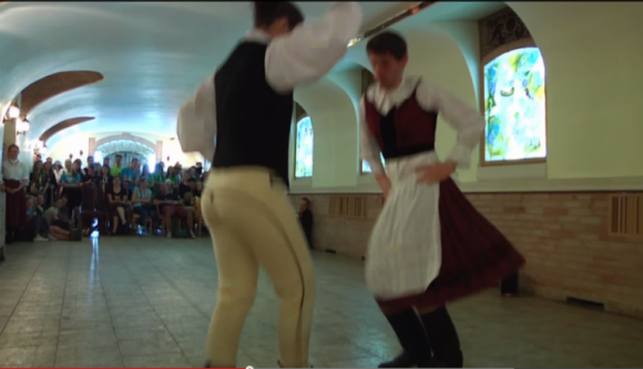 Nem szabványos néptánc a diáknapokon