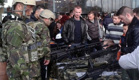 Amerikában bíznak és visszaállítanák a sorkatonaságot a románok