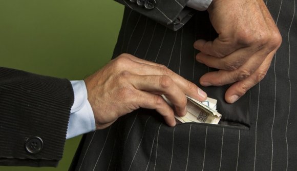 Húszezer lejt kapott a megyei vezető, elvitte a DNA