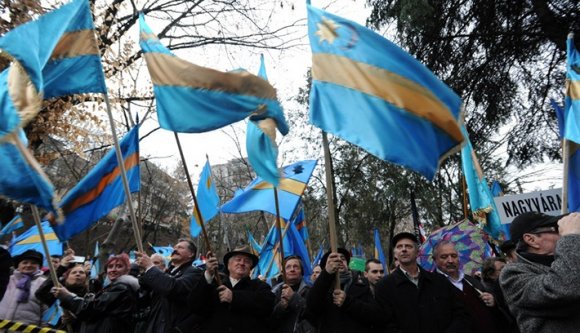 Véget érhet a zászlóüldözés Székelyföldön