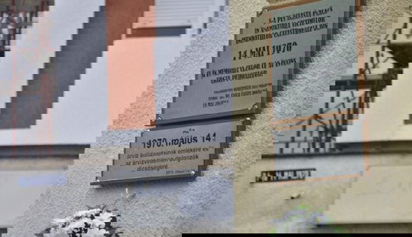 Immár magyar tábla is emlékeztet Szatmár tragikus napjaira