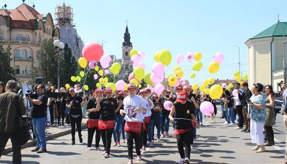 Táncosok foglalták el a váradi Szent László hidat