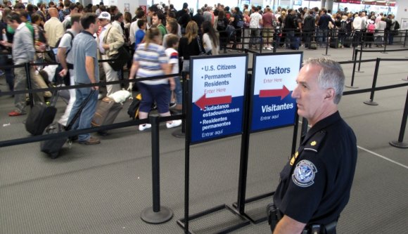 Román tisztségviselőket is kitiltottak Amerikából