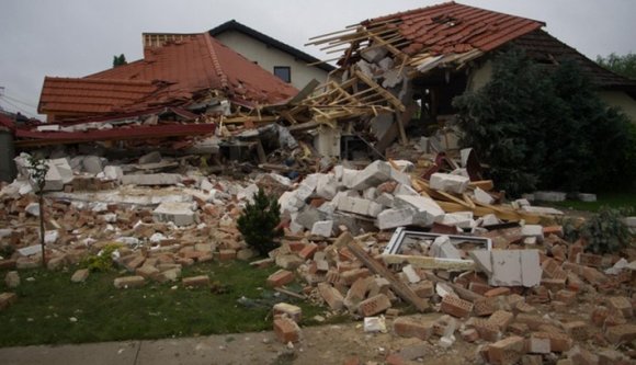 Szivárgó gázpalack miatt robbant fel egy ház