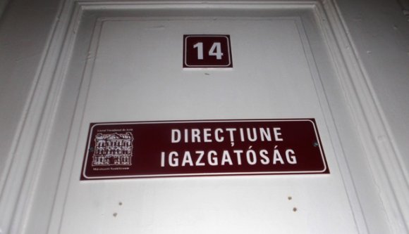 Kétnyelvűsödtek a feliratok a vásárhelyi művészetiben