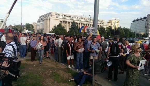 Tüntetők követelik Ponta távozását