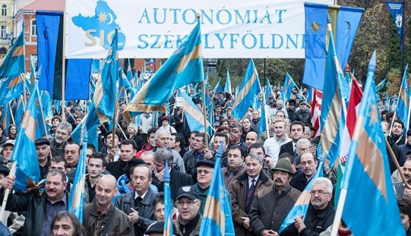 Johannis rábólintott a magyarság körében vitatott zászlótörvényre