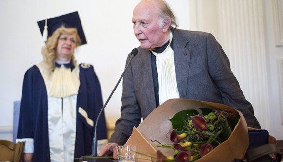 Erdélyi román egyetem avatta díszdoktorává Kertész Imrét