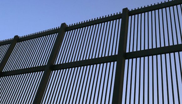 Négyméteres kerítést építenek a magyar–szerb határon