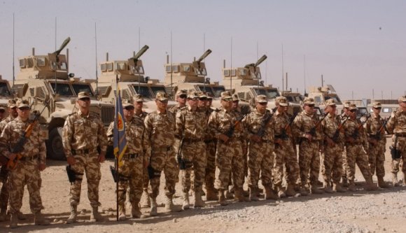 Önkénteseket vár a seregbe a védelmi miniszter