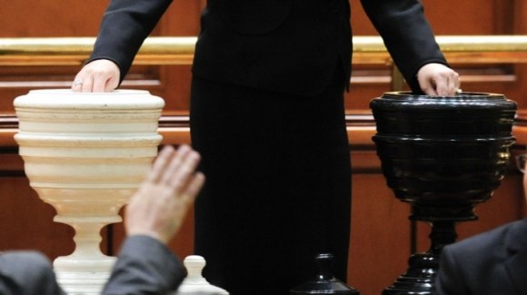 Mindent vissza: elfogadták az új román választási törvényt