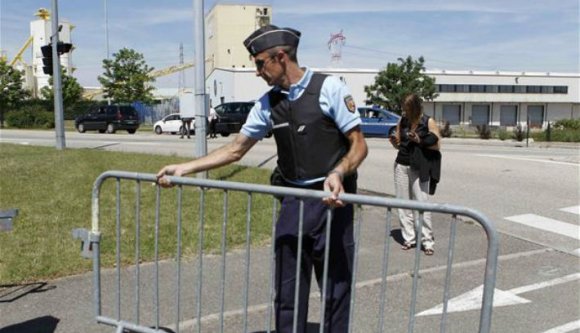 Lefejezés és gyárrobbanás Lyon mellett