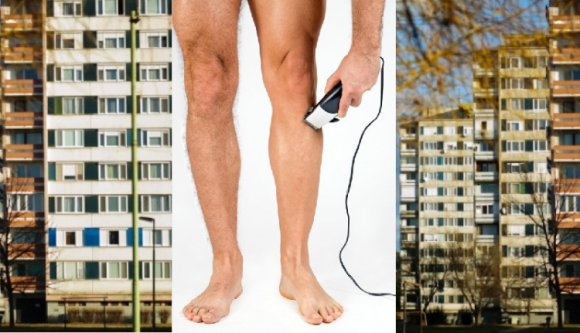 Sokánt! Egy fenesi férfi a tömbház előtt... mit csinál? (VIDEÓ)