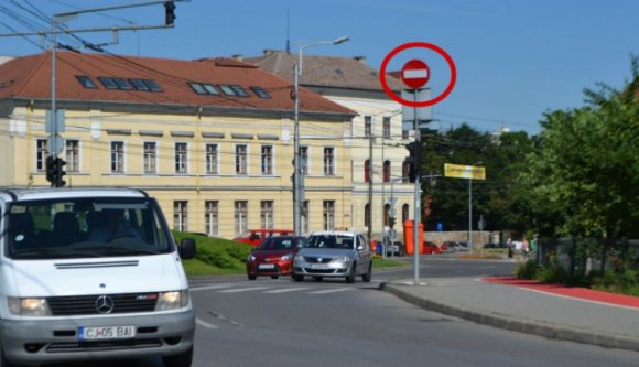 Titokzatos tábla egy kolozsvári téren
