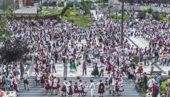 Ezer székely leány parádézott Csíkszeredában