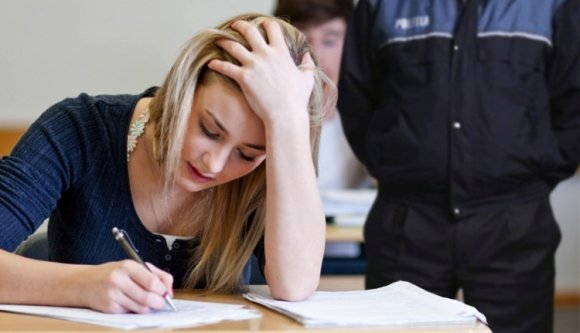 Minden diák és tanár mellé állítsanak rendőrt!