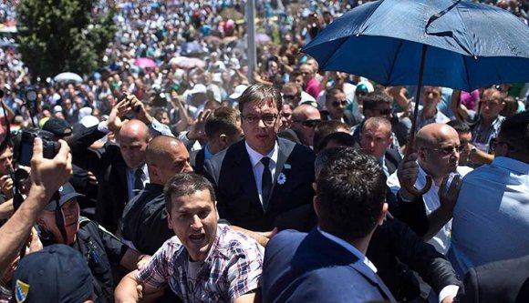 Srebrenicai mészárlás: megdobálták a szerb kormányfőt a megemlékezésen