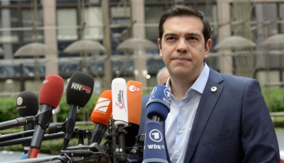 Ciprasz kapitulált, de a görögök bennmaradnak az euróövezetben