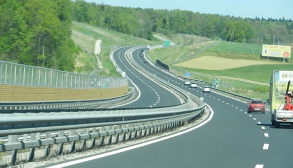 Megölt egy román családot egy kamionsofőr Szlovéniában