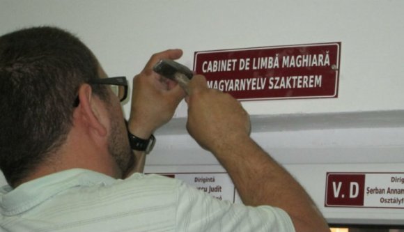 Civilek kétnyelvűsítettek egy iskolát