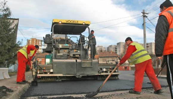 Rajongók vették körül az útépítő munkásokat Bölönben
