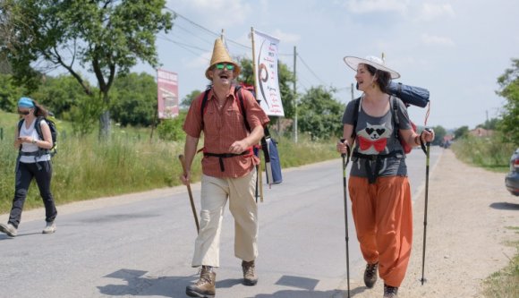 Bartha Ernő elindult Londonba. Gyalog!!