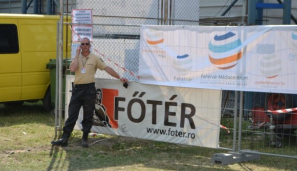Szekrénnyel őrzött banner
