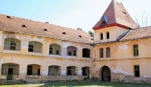 Eladó a „borzalmak kastélya” Bihar megyében