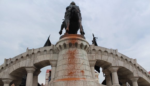 Leöntötték festékkel Mátyás király lovasszobrát Kolozsváron
