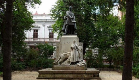 Nem csak gyalázzák, restaurálják is a magyar szobrokat