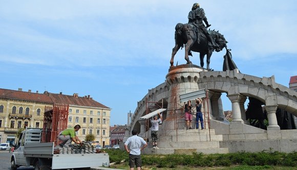 Felállványozták a lemázolt Mátyást