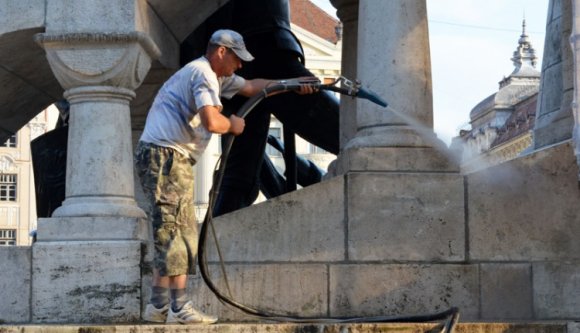 Nagy nyomással mosták le Mátyás talapzatát