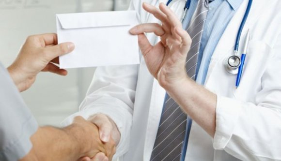 Hivatalos: megvesztegetésnek minősül a hálapénz