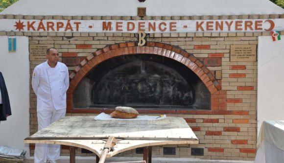 Erdélyi pék süti Szolnokon a Kárpát-medence kenyerét