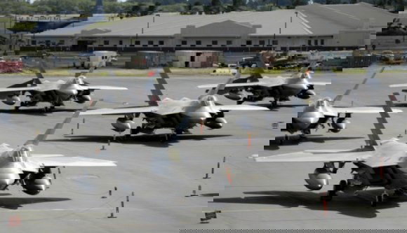 F-22-es vadászgépeket küld Amerika Kelet-Európába