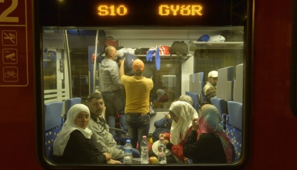 Vonattal utaznak Magyarországról Bécs felé a migránsok