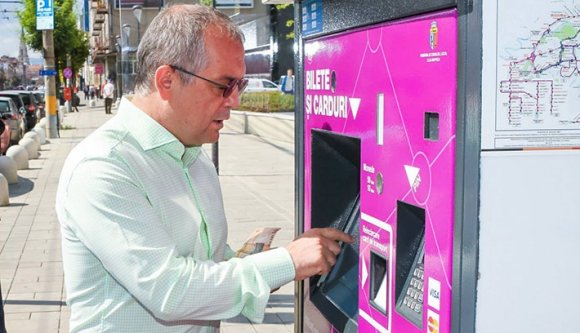 Kolozsvár-felirat nélküli jegyautomatát avatott Emil Boc