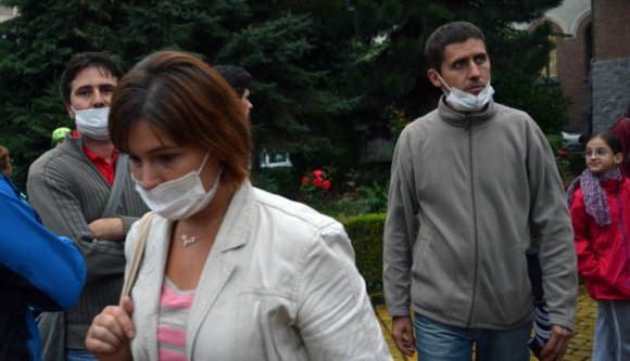 Félénken tüntetgettek az Azomureș bűze ellen