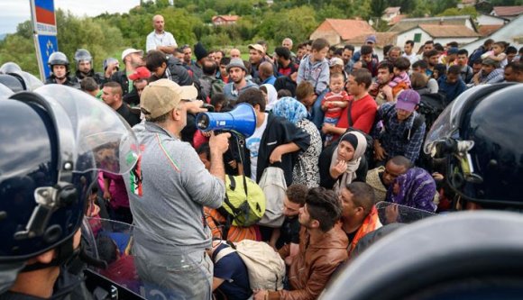 Könnygázzal állt ellen, majd beengedte a menekülteket Szlovénia