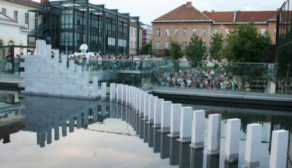 Óriásdominó szeli át Kolozsvár belvárosát